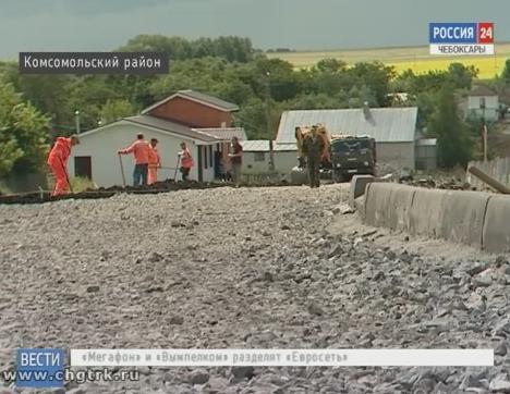 На одной из дорог в деревне Комсомольского района идут ремонтные работы