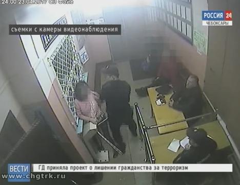 Жительница Чебоксар побила полицейских прямо в отделении
