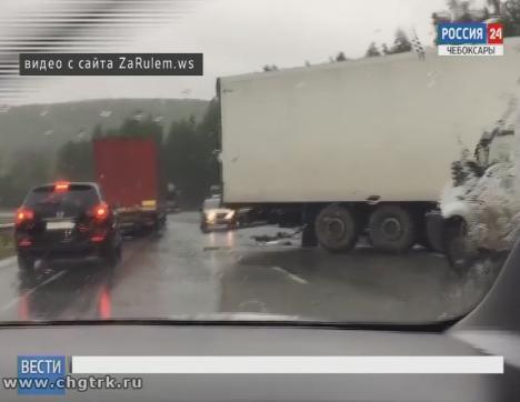 На трассе М-7 в Козловском районе столкнулись автовоз и фура