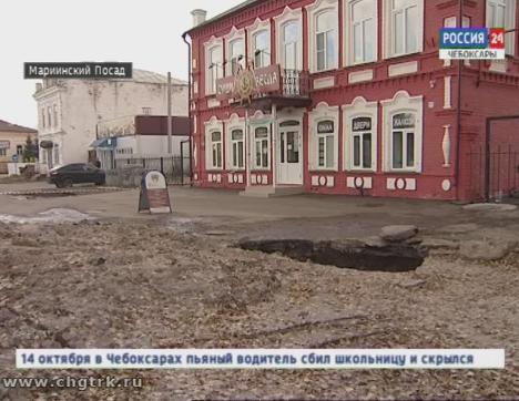 Посреди проезжей части в Марпосаде разверзлась  коммунальная яма