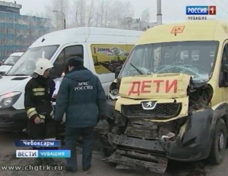 В Чебоксарах произошло ДТП с участием школьного автобуса