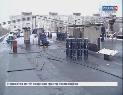 Жителей дома по улице Шумилова залило водой из-за смены кровли в сезон дождей 