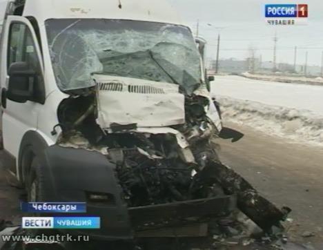 В Чебоксарах на проспекте Тракторостроителей пассажирская «Газель» врезалась в грузовик