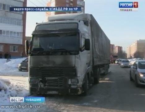 Водитель грузовика насмерть сбил женщину в Чебоксарах