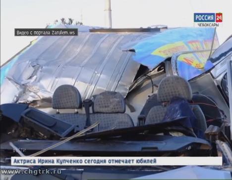 На проспекте Тракторостроителей водитель маршрутки врезался в припаркованный грузовик