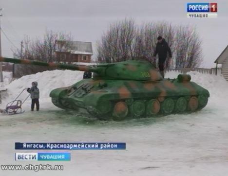 Житель деревни в Красноармейском районе слепил танки из снега