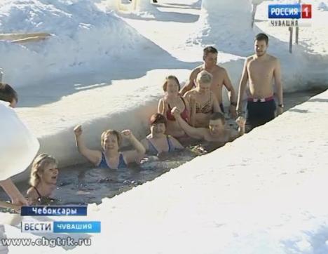 Ледяную прорубь возле одного из монастырей в Чебоксарах  облюбовали гости из теплых стран