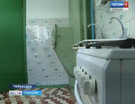 Жители чебоксарского общежития жалуются на мусоропровод, расположенный прямо на кухне