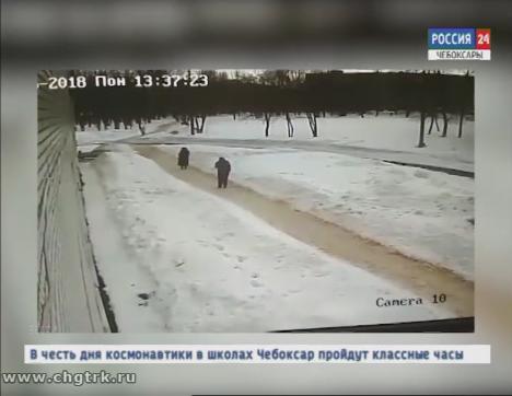 В Чебоксарах мужчина напал на пожилую женщину и отобрал у неё сумку