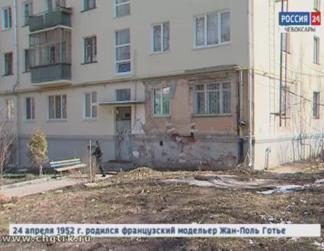 Стена жилого дома на улице Энгельса дала трещину после капитального ремонта фасада