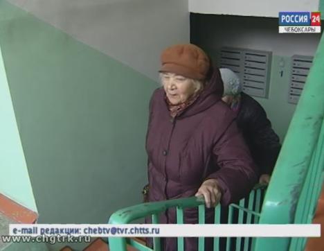 Без «бумажки» лифт не едет: жильцы дома по улице Мичмана Павлова вынуждены взбираться вверх пешком