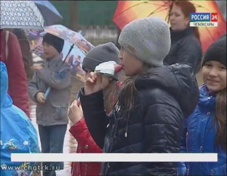 «Мир! Труд! Пломбир!»: юные чебоксарцы помогли взрослым на субботнике и заработали на мороженое 