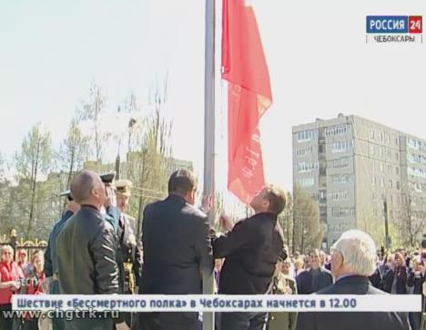 Во дворе Дома дружбы народов подняли  Знамя  Победы