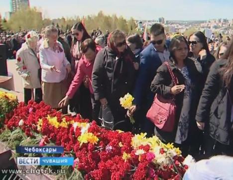 Чебоксарцы возложили цветы  к Монументу Славы