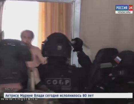 В одном из чебоксарских общежитий  вооруженный ножами мужчина угрожал расправой семье с маленьким ребенком