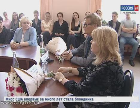  Известные актеры Борис Токарев и Людмила Гладунко, приехавшие в Чебоксары на кинофестиваль, провели мастер-класс для студентов