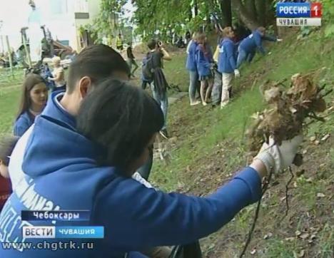 Студенты чебоксарских вузов и средних учебных заведений навели чистоту на Московской набережной