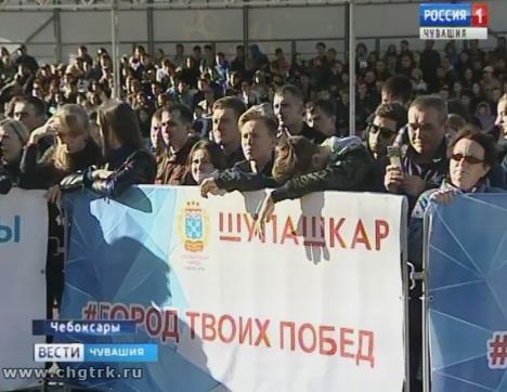 Футбольные болельщики оценили достоинства большого экрана, установленного на Красной площади Чебоксар 