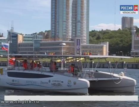 В Чебоксары прибыл первый российский катамаран, который работает на солнечных модулях