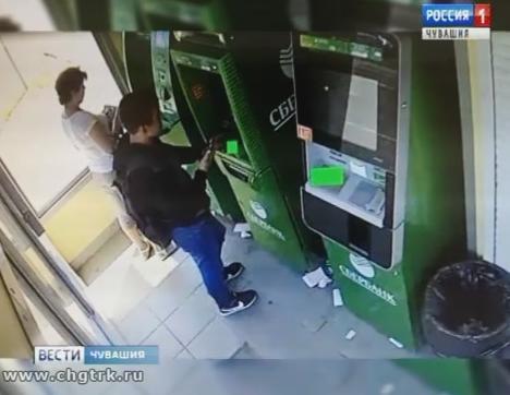 В Чебоксарах разыскивается подозреваемая в краже денег, оставленных в банкомате