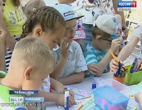 Юным чебоксарцам необычным способом напомнили о правилах дорожного движения