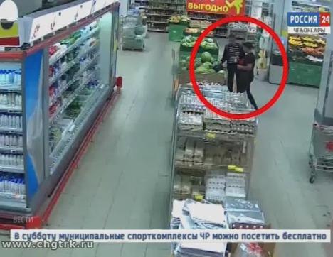Полиция задержала двух чебоксарцев, которые украли  деньги  из оставленной в магазине сумки 