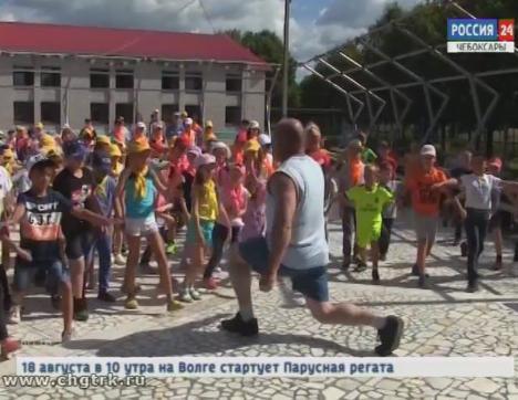 Ребята, отдыхающие в лагере «Звездный», провели зарядку с самым сильным инспектором ГИБДД