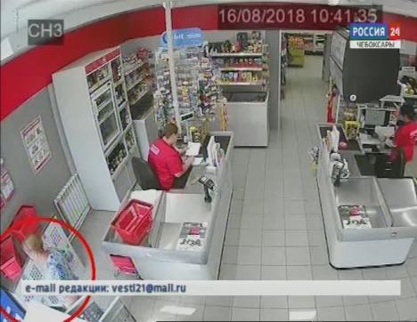 В Чебоксарах разыскивают подозреваемую в краже кошелька