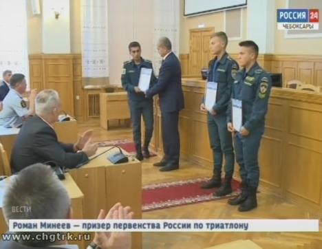 Благодарность за спасенные жизни: в городской администрации наградили троих молодых спасателей