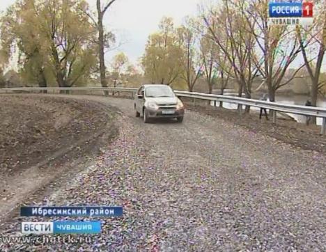 В Ибресинском районе завершают длившийся 3 года ремонт дороги