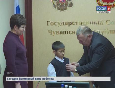 За проявленные доблесть и мужество два юных спасателя из Чувашии получили награды