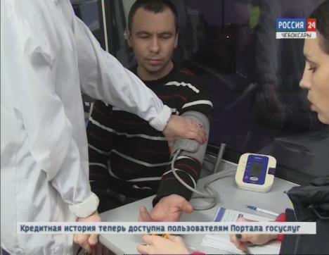 Инспекторы ГИБДД вместе с медиками проверяют водителей пассажирского транспорта и большегрузов