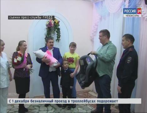 Молодым мамам при выписке из перинатального центра подарили детские автокресла