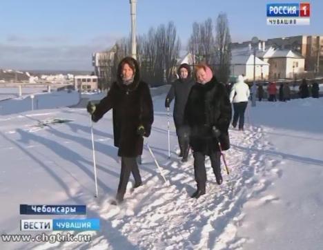 Заряжает позитивом и бодрит: чувашские чиновники в обеденный перерыв вышли на прогулку с палками в руках