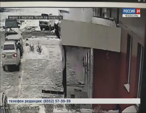 В Чебоксарах с 15-го этажа жилого дома в микрорайоне «Кувшинка»  выпала девушка