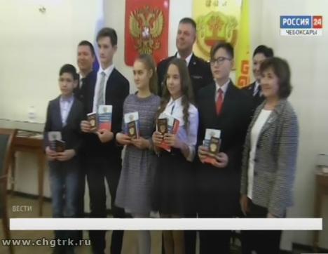 В День Конституции в Национальной библиотеке вручили первые паспорта школьникам из Чебоксар