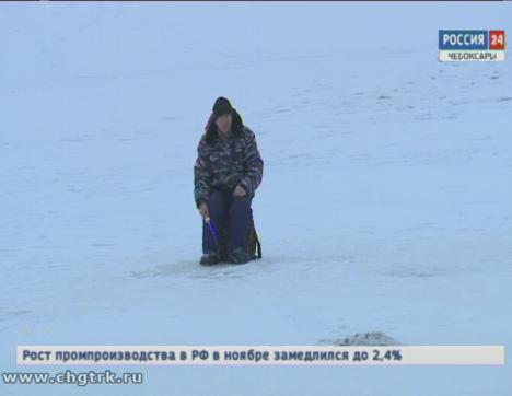 Спасатели напомнили чебоксарским рыбакам об опасности выхода на лёд