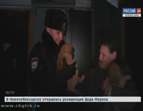 В Чебоксарах полицейские вытащили из огня мужчину и двоих щенков