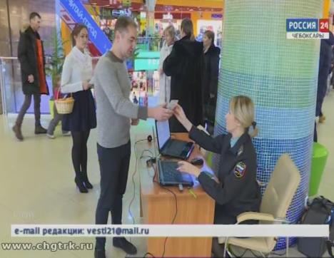 О своих долгах горожане могут узнать от Деда Мороза со Снегурочкой или заглянуть в мобильный пункт службы  служебных приставов