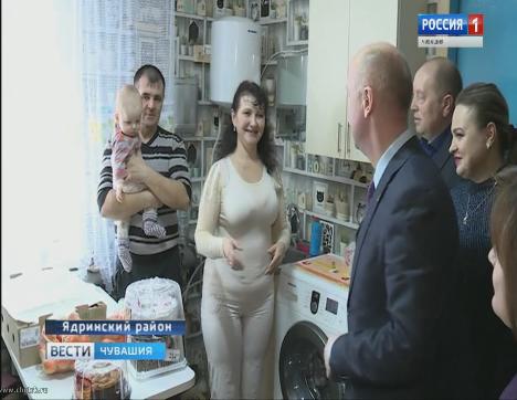 Новоселье для погорельцев: средства на обустройство дома для многодетной семьи из Ядринского района собирали всем миром