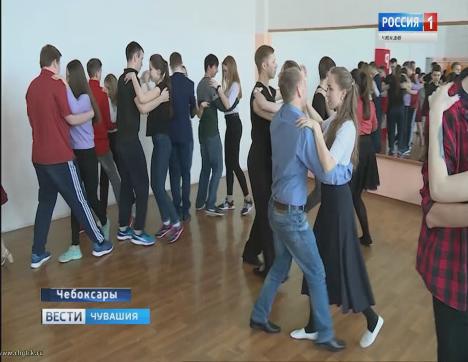 Сказать спасибо ветеранам на языке танца: в Чебоксарах идут репетиции «Вальса Победы»