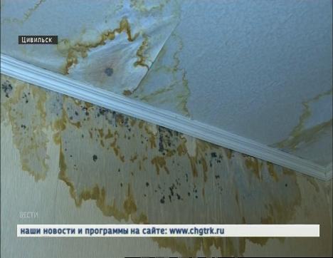 Снег не чистят, или кровля некачественная? Жители одного из домов Цивильска жалуются на постоянный потоп в комнатах 