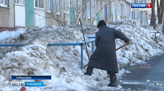 Чебоксарские коммунальщики приводят в порядок дворы после зимы