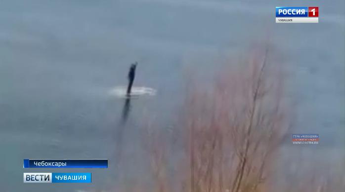 В Чебоксарах отколовшаяся льдина унесла от берега молодого человека