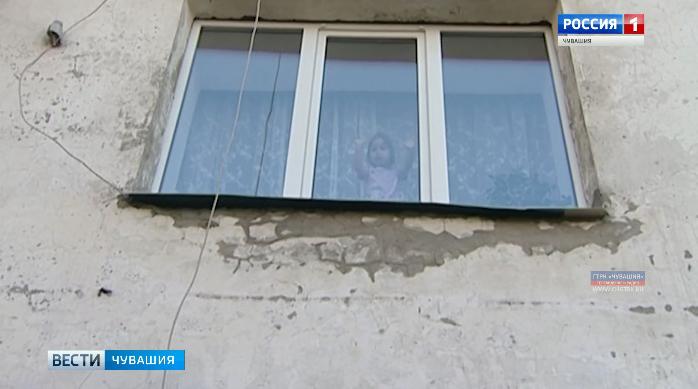 Осторожно, дети: специалисты напоминают, что оставлять окна открытыми опасно