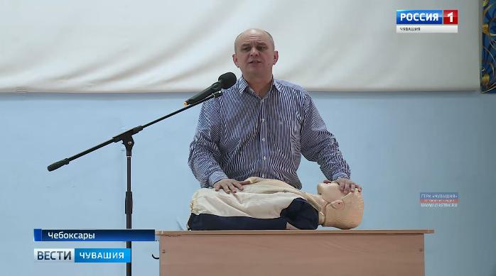 Сотрудники МЧС и врачи учат чебоксарских школьников оказывать первую помощь