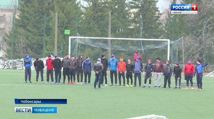 Вместо клюшки и шайбы - мяч: хоккейная команда «Чебоксары» поддерживает спортивную форму игрой в футбол