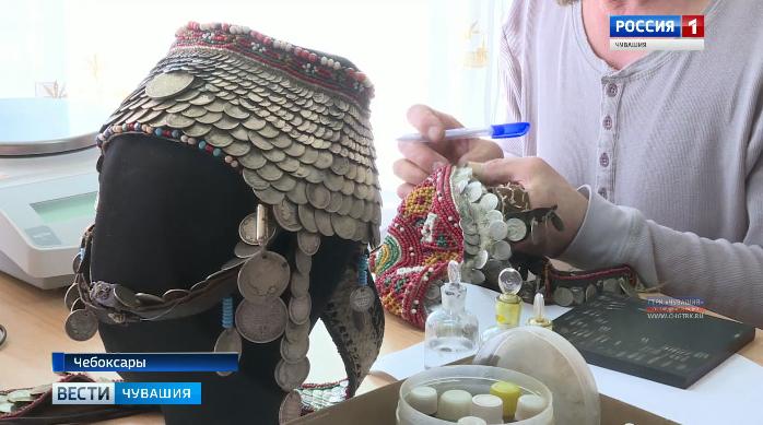 В Национальном музее сотрудники Пробирной палаты исследуют музейные экспонаты из драгоценных камней и металлов 