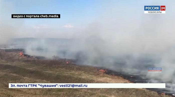 В Цивильском районе загорелось поле