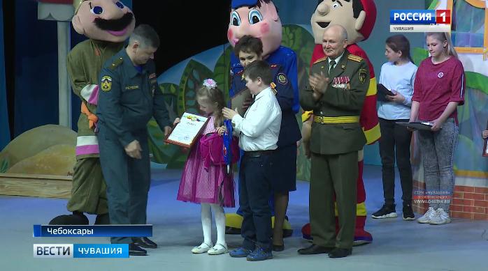 Спасатели совместно с артистами ТЮЗа провели акцию «МЧС и театр - за безопасное детство»